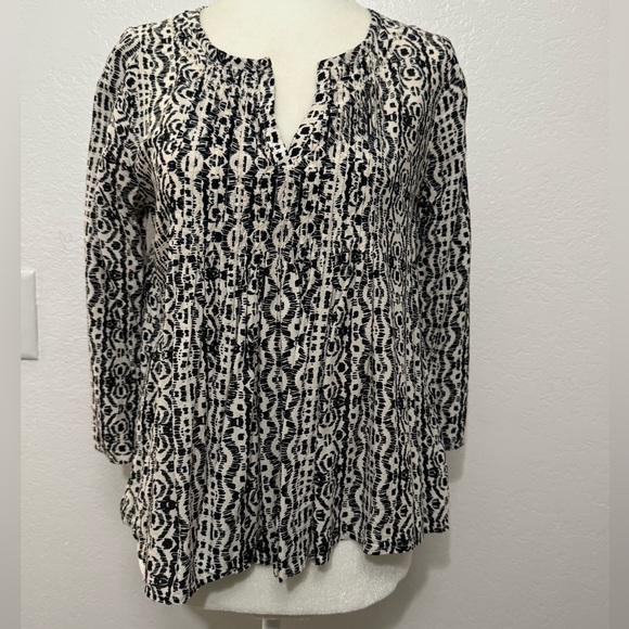 Anthropologie Tops - Anthropologie Vanessa Virginia pattern top size 0